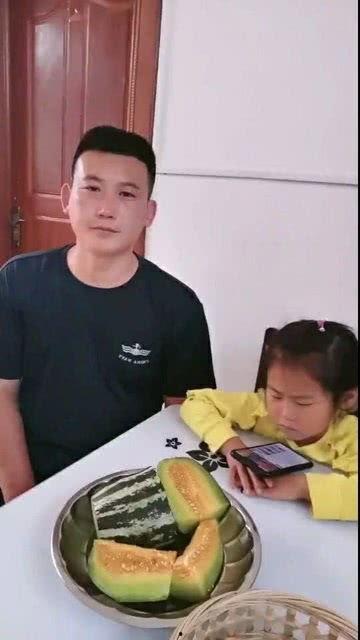 闺女吃哈密瓜视频,闺女品尝哈密瓜的欢乐时光