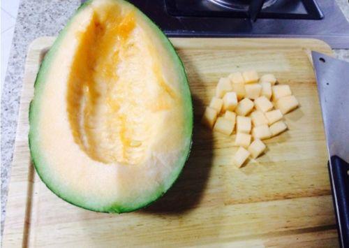 老板吃哈密瓜视频播放,视频播放引网友热议