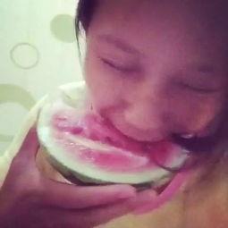 美国吃瓜吐舌视频,揭秘日常生活中的趣味瞬间