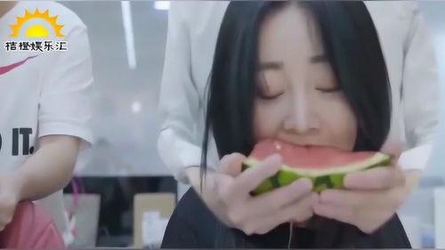 小姐姐拍吃瓜视频,小姐姐带你领略美食与娱乐的双重魅力